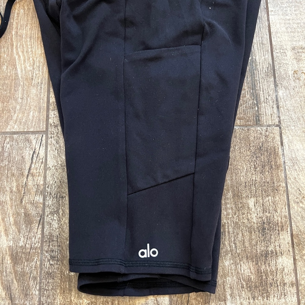 Alo Yoga 9” biker short size S